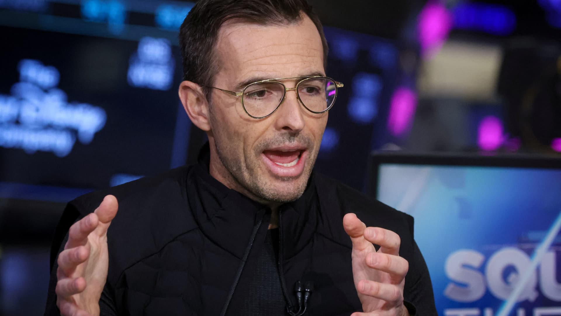 [ad_1] Lululemon a anunțat joi că CEO‑ul său, Calvin McDonald, își va încheia mandatul la 31 ianuarie, după un an de subperformanță în segmentul athleisure