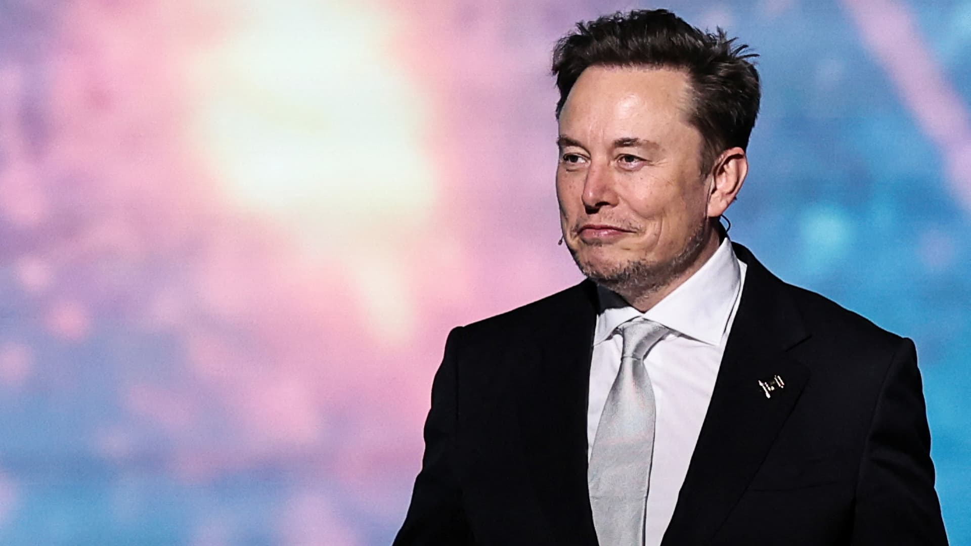 [ad_1] Tesla a revenit în atenția investitorilor după o scădere abruptă de 36 % în primul trimestru, înregistrând un nou record de închidere la 489,88 USD și un avans de 21 % pentru anul 2025