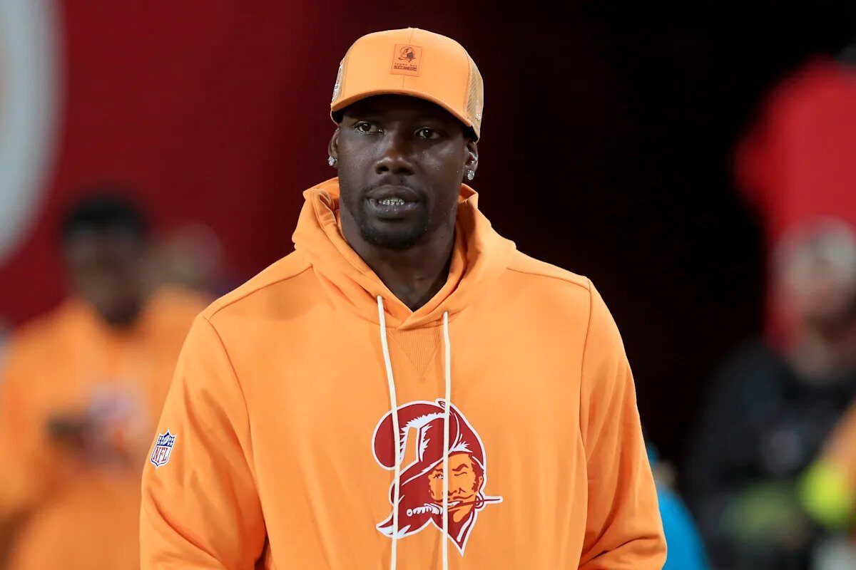 [ad_1] Jason Pierre‑Paul a fost ridicat din squadul de practică al Tampa Bay Buccaneers pentru a debut‑a în partida de duminică împotriva Carolina Panthers, iar numele său apare în titlurile de ultimă oră ale NFL ca un element cheie al pasului defensiv al Bucs în lupta pentru titlul NFC South