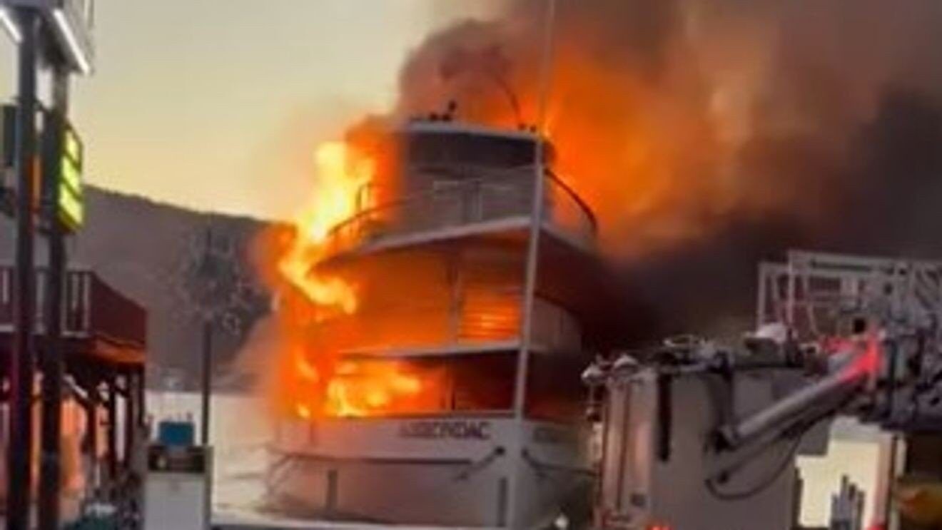 Barcă de turism Adirondack arde pe Lacul George