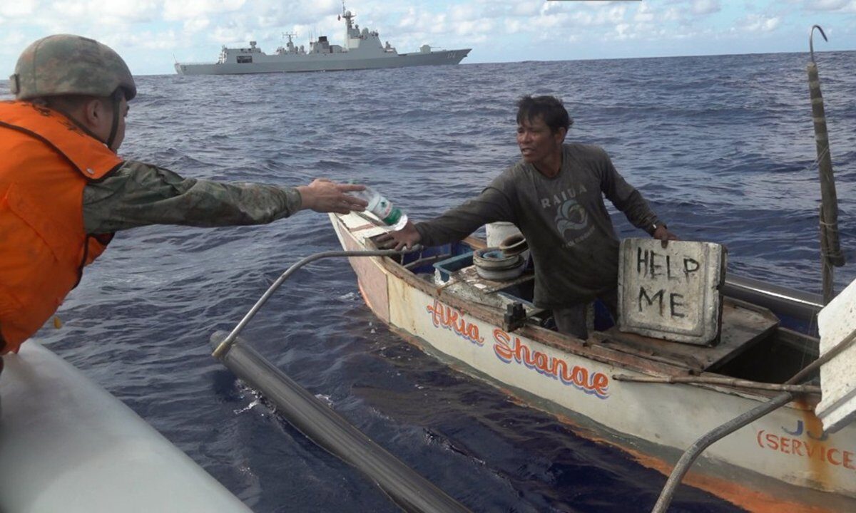 Nava chinezească de război salvează un pescar filipinez în Marea Chinei de Sud, oferă ajutor umanitar.