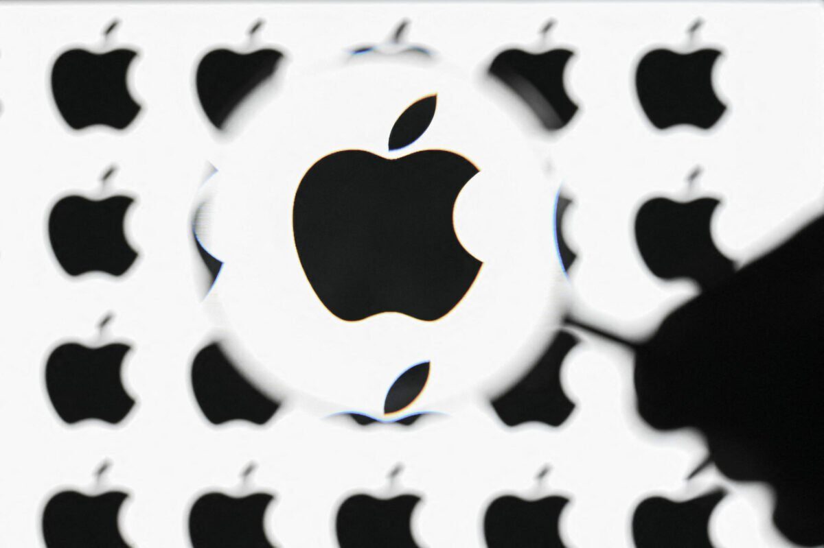 [ad_1] Politica de taxe a Apple a declanșat o reacție organizată în UE, unde o coaliție de 20 de dezvoltatori de aplicații și organizații de protecție a consumatorului a solicitat intervenția Comisiei Europene împotriva practicilor percepute ca discriminatorii față de firmele din Europa