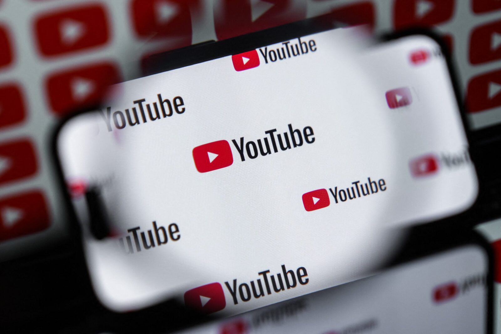 [ad_1] Generarea de conținut cu inteligența artificială pe platforma YouTube a devenit subiect de interes larg, odată cu publicarea unui studiu realizat de compania de editare video Kapwing