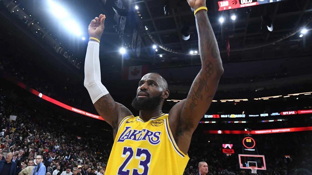 [ad_1] LeBron James a ajuns în Crypto.com Arena pentru a juca al 20‑lea său meci de Crăciun în NBA, consolidând recordul personal de prezență pe scena sărbătorilor