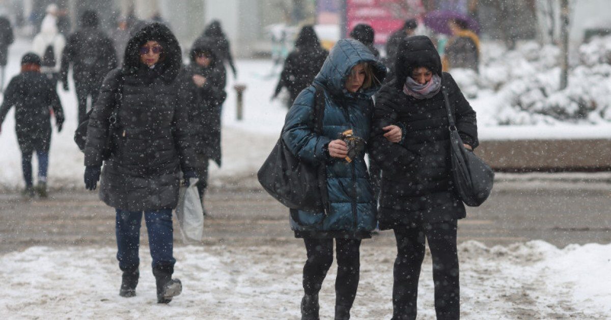 Vremea se schimbă radical de Crăciun: temperaturile scad la minime negative. Ce spun meteorologii despre precipitații