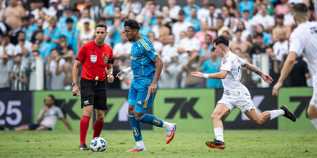 Com reservas em campo, Cruzeiro perde para o Santos na Vila Belmiro