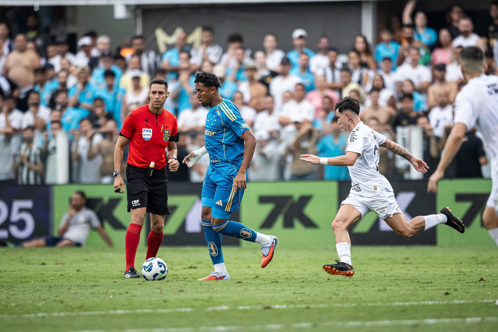 Com reservas em campo, Cruzeiro perde para o Santos na Vila Belmiro