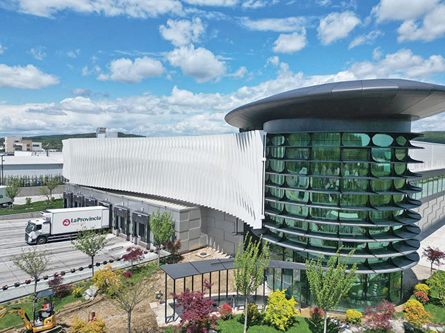 Carmistin The Food Company este unul dintre marii jucători din industria agroalimentară cu o cifră de afaceri de peste 1,8 miliarde de lei în 2024, deţinut de Iustin şi Andra Paraschiv. Grupul are 4.600 de angajaţi în toată ţara, majoritatea din România, şi 10% din străinătate.