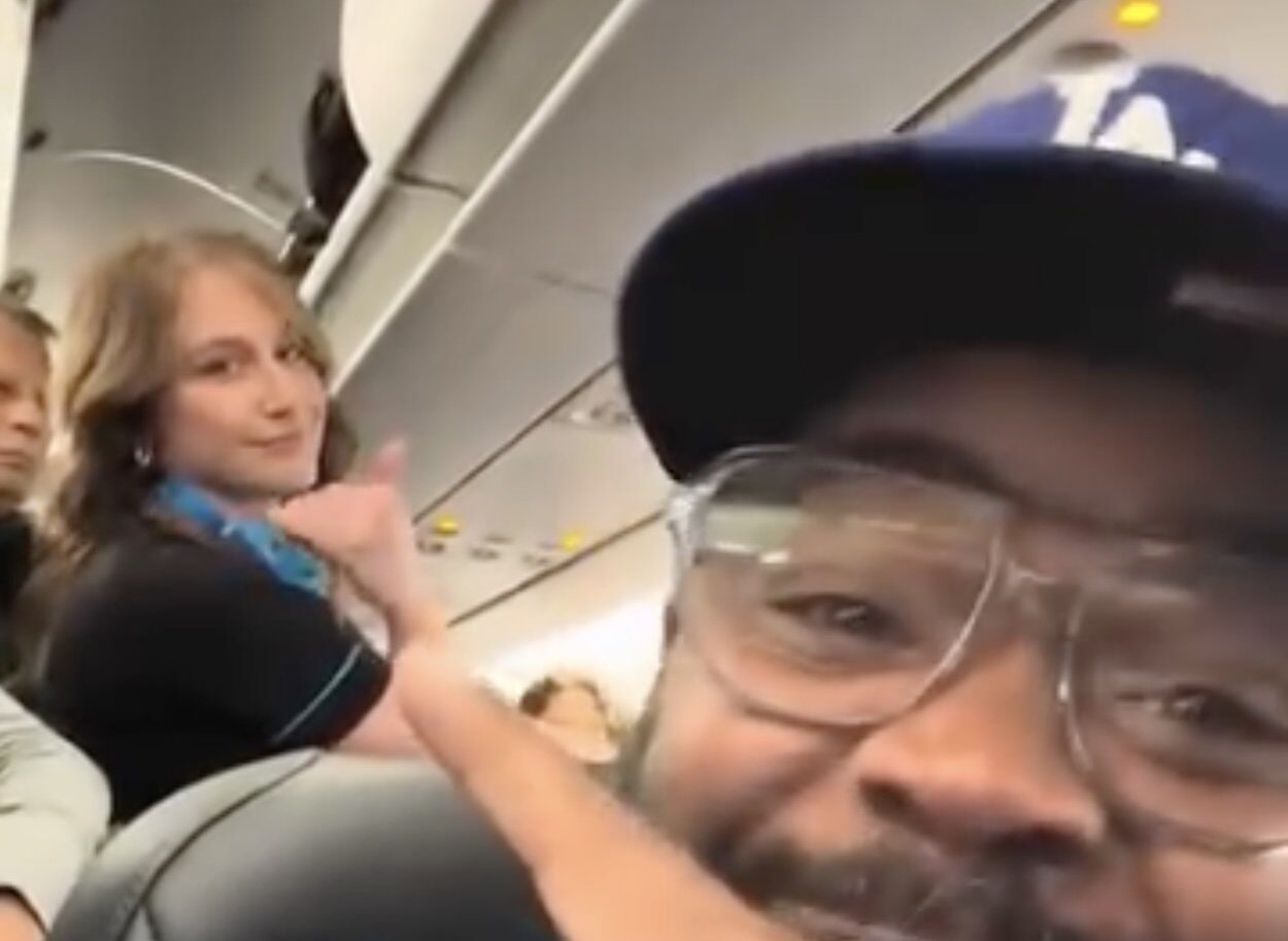 [ad_1] Incidentul Frontier Airlines a ajuns în atenția publicului după ce o pasageră a fost retrasă de pe un zbor, după ce a adresat insulte unei însoțitoare de zbor şi a acuzat-o de „triggering” și de discriminare față de minorități