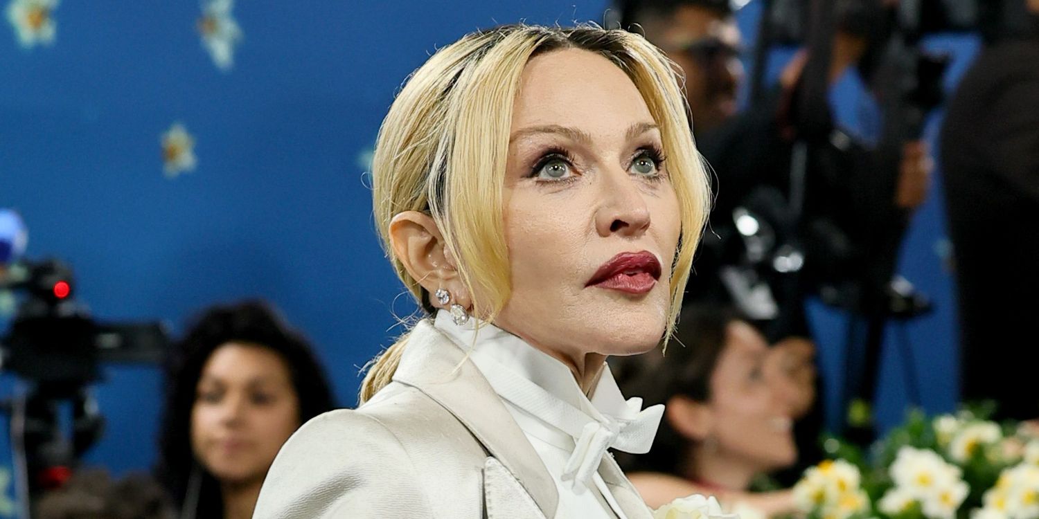 [ad_1] Madonna a împărtășit pe 20 decembrie un selfie fără machiaj, purtând lenjerie din dantelă fină, în timp ce sărbătorea Hanukkah alături de fetele gemene și partenerul său, Akeem Morris