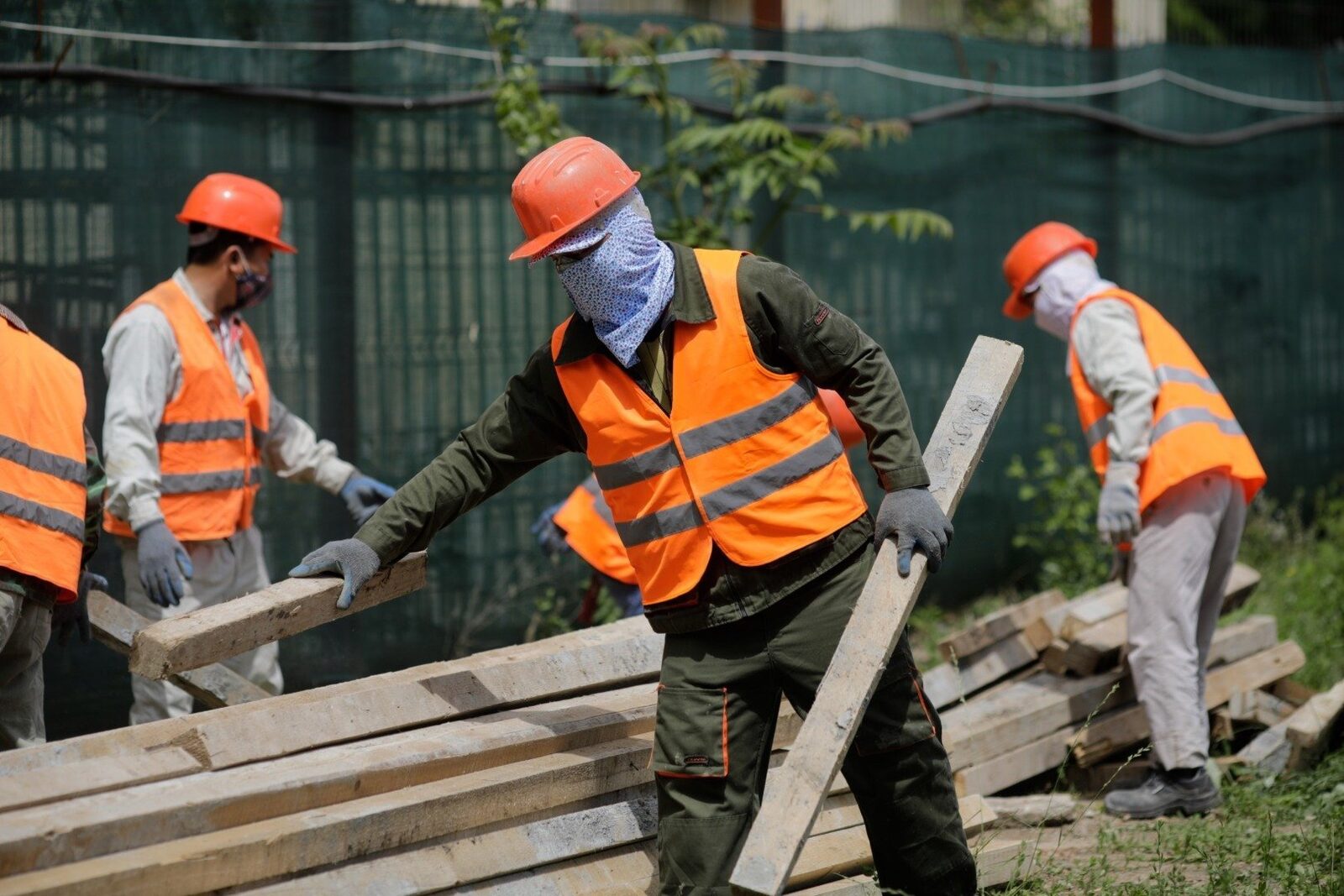 Guvernul aprobarează contingent de 90.000 de muncitori străini pentru 2026