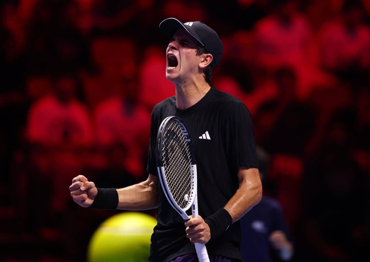 [ad_1] Next Gen ATP Finals a debutat în Jeddah cu un mare surpriză: Rafael Jodar din Spania a învins în faza grupelor favorita Learner Tien din Statele Unite, deschizând turneul cu un rezultat neașteptat