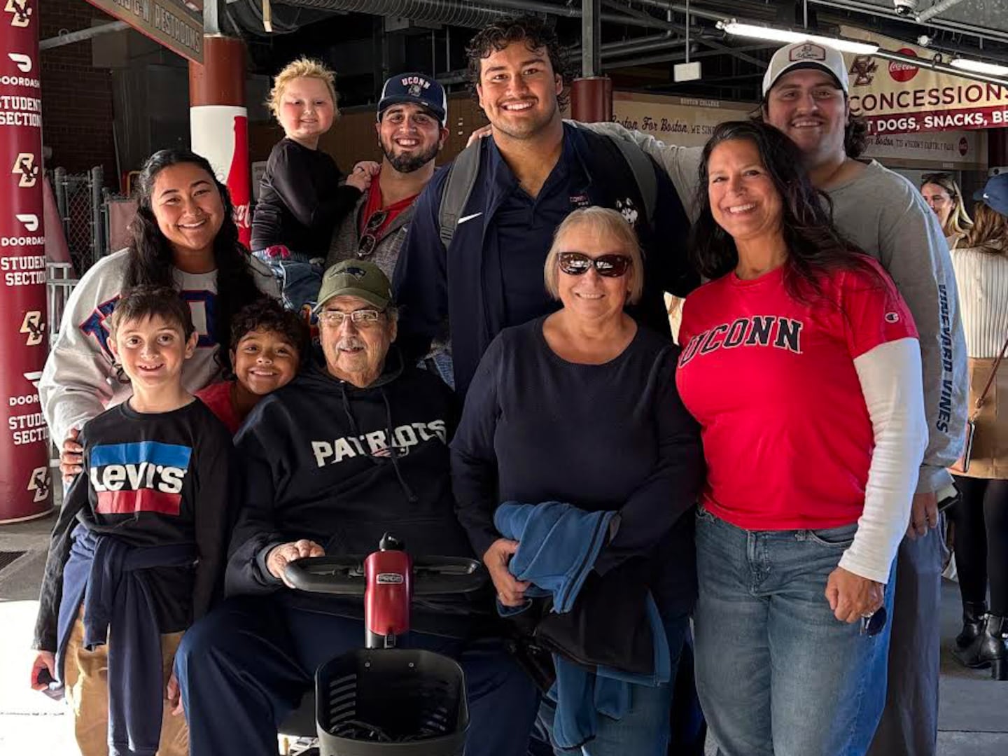 [ad_1] Ty Chan, lineman ofensiv al echipei UConn, a revenit în New England pentru a susține familia, iar povestea lui cu nepoata Olivia Kazanjian a captat atenția publicului