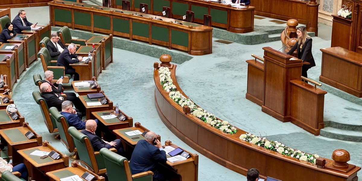 LIVEVIDEO Parlamentul dezbate  acum moțiunea simplă împotriva Dianei Buzoianu, Ilie Bolojan e prezent / În sală se strigă „demisia” / PSD a anunțat că votează împotriva ministrei Mediului