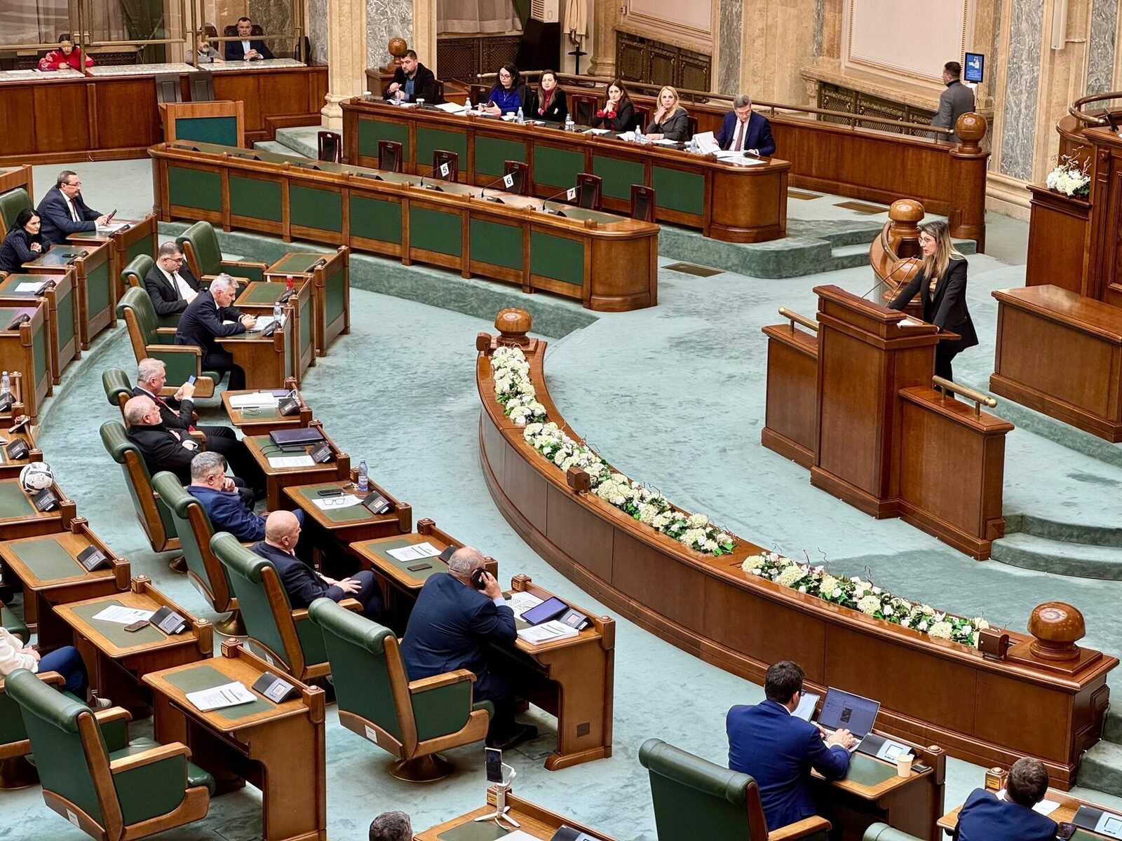 LIVEVIDEO Parlamentul dezbate  acum moțiunea simplă împotriva Dianei Buzoianu, Ilie Bolojan e prezent / În sală se strigă „demisia” / PSD a anunțat că votează împotriva ministrei Mediului