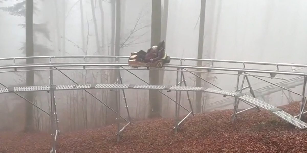 Cât costă să te dai cu "sania de vară" în Bucovina, pe un traseu de peste 1 km, în orice anotimp