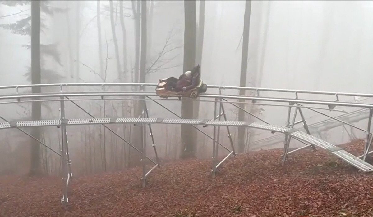 Cât costă să te dai cu "sania de vară" în Bucovina, pe un traseu de peste 1 km, în orice anotimp