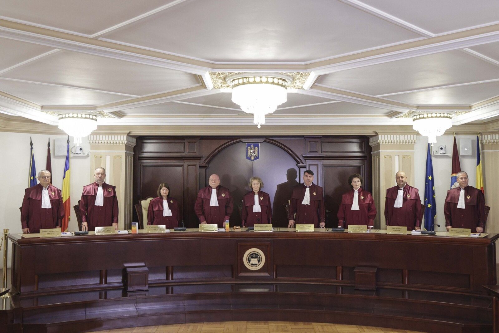 Curtea Constituțională reia luni discuțiile despre reformarea pensiilor magistraților, după două amânări, ultima fiind duminică când patru judecători au părăsit sala, în timp ce ÎCCJ contestă proiectul Guvernului Bolojan