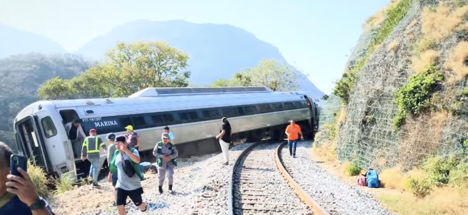 [ad_1] Un tren cu peste 240 de pasageri și nouă angajați feroviari a ieșit de pe șine duminică, în statul Oaxaca din sudul Mexicului, conform informațiilor oferite de marină, care administrează această rută