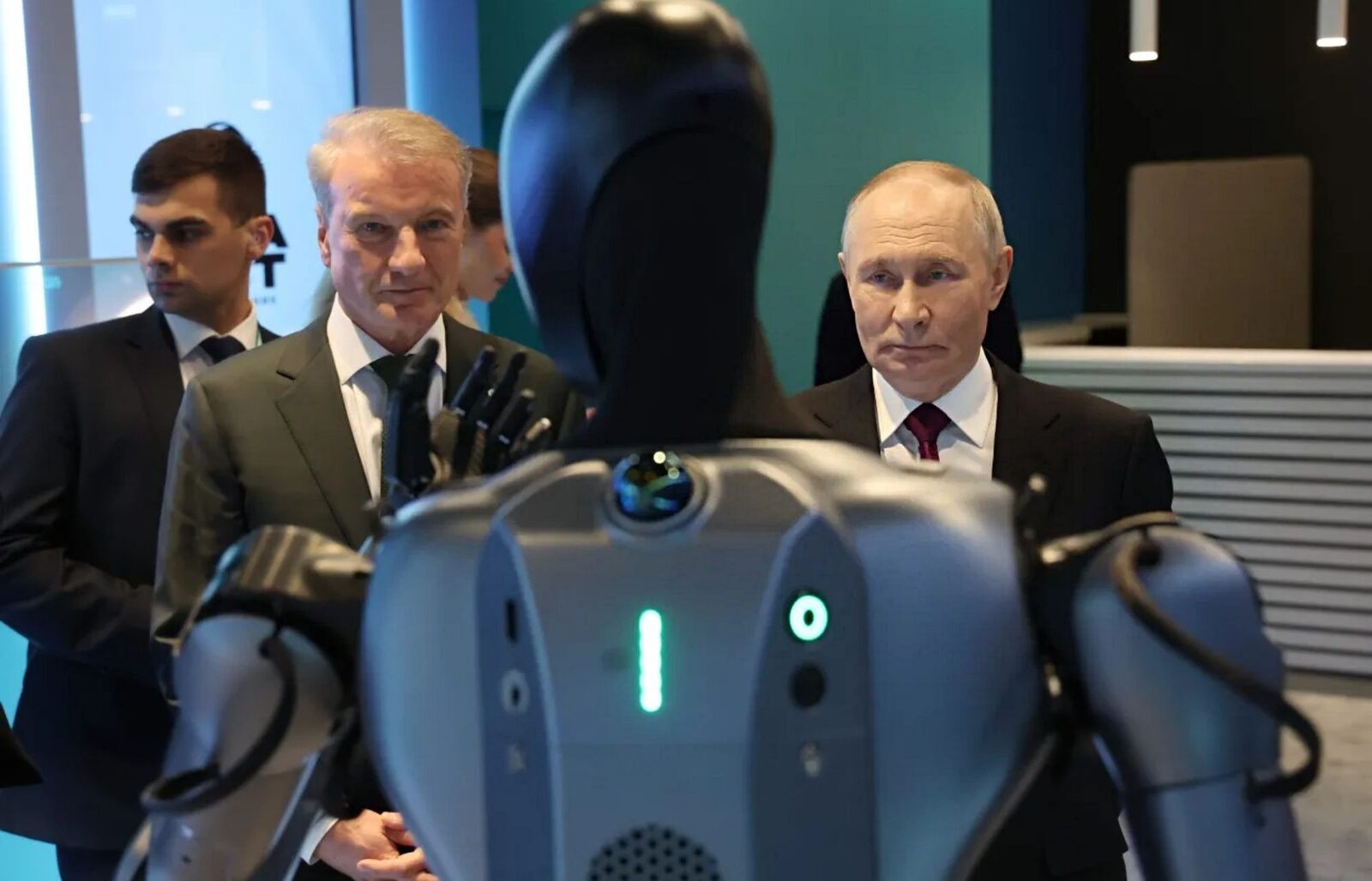[ad_1] Inteligența artificială a devenit subiect de interes strategic pentru Vladimir Putin, însă o analiză recentă citată de The Wall Street Journal arată că Rusia se află la coada cursei globale, în mare parte din cauza sancţiunilor impuse în urma războiului din Ucraina