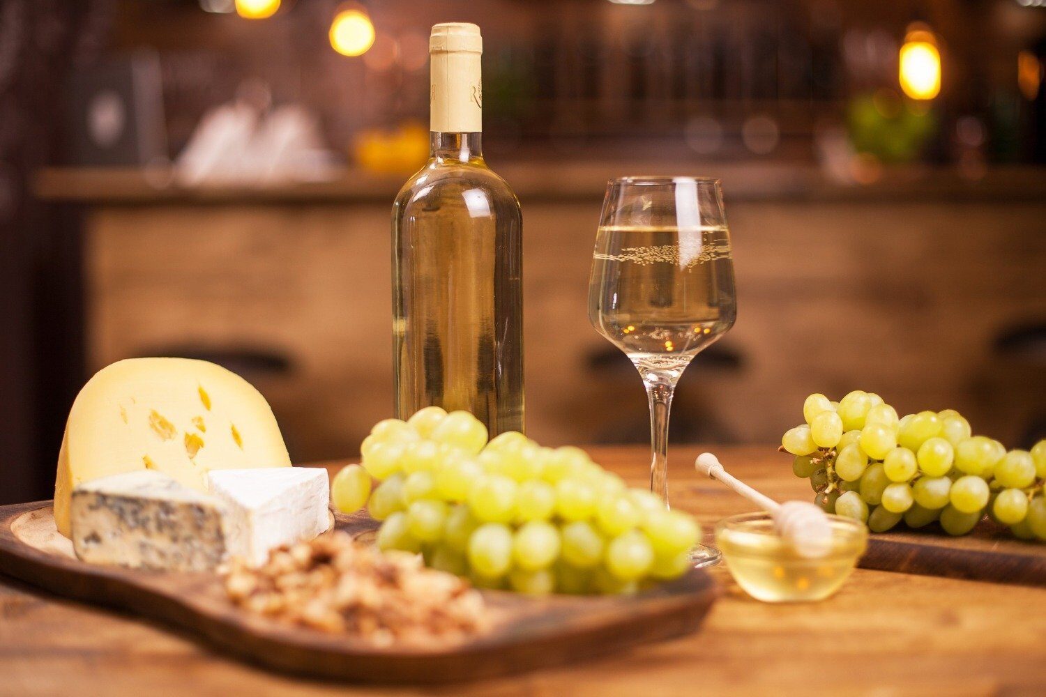 Gustare rapidă și savuroasă pentru serile de iarnă: patru idei de Wine & Cheese pentru o seară relaxantă lângă șemineu, cu un pahar de vin și delicii culinare