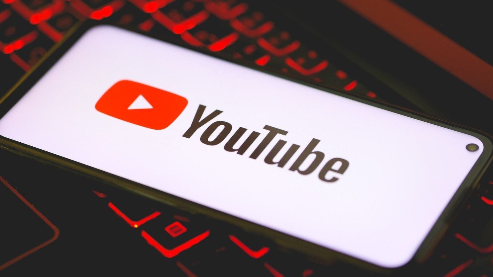 [ad_1] YouTube a închis recent canalele Screen Culture și KH Studio, două dintre cele mai mari producătoare de trailere false generate cu AI, motivând decizia prin încălcarea politicilor de spam și a metadatelor înșelătoare