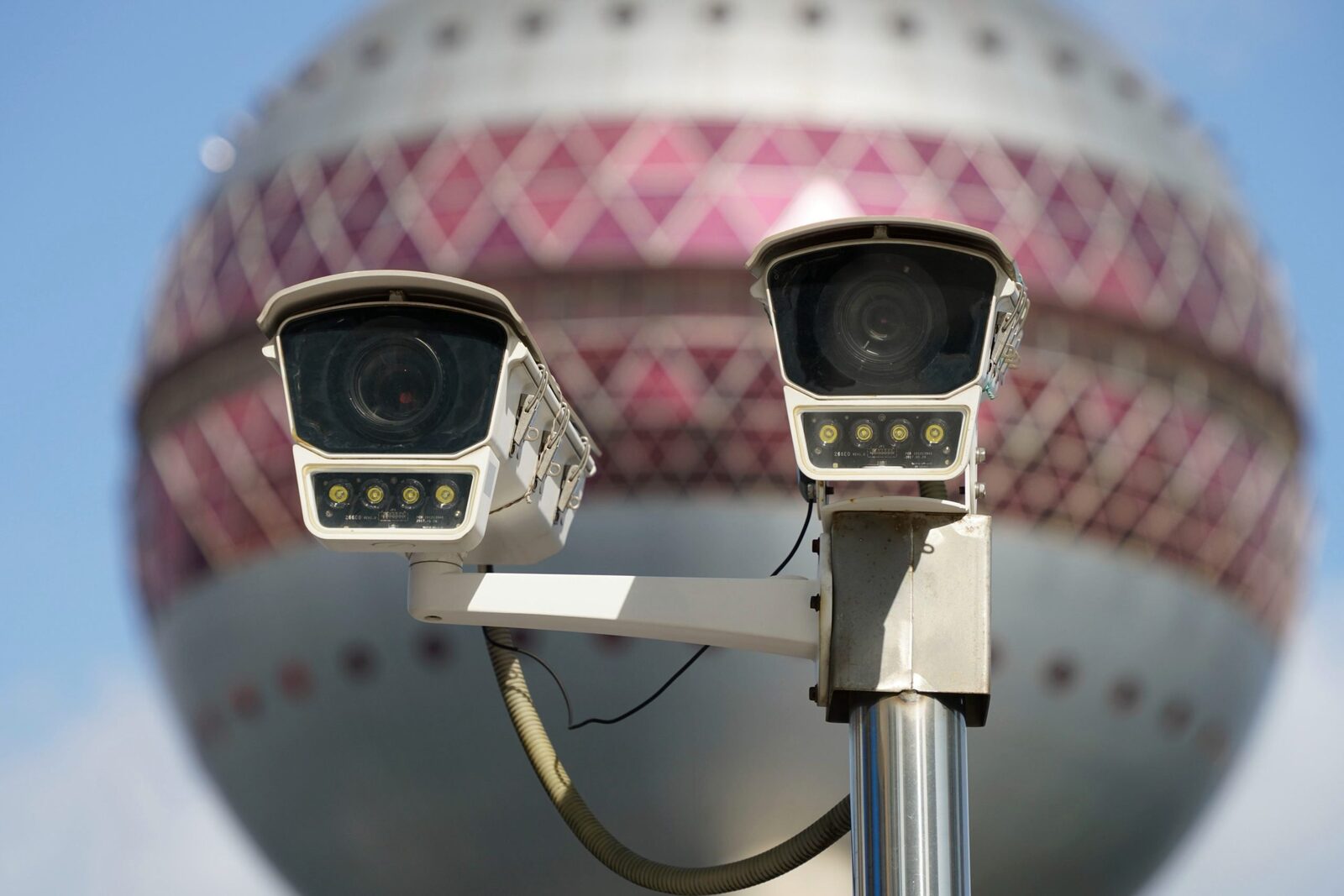 [ad_1] Supraveghere AI și cenzură digitală în China reprezintă un sistem integrat de monitorizare și control social, consolidat prin tehnologii de inteligență artificială
