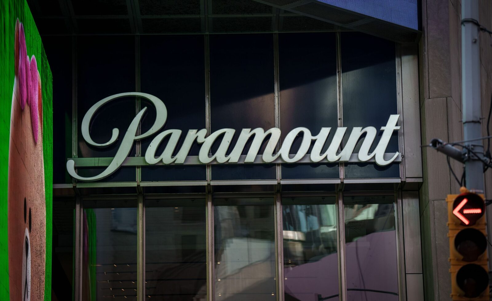 [ad_1] Paramount Skydance a lansat o ofertă surpriză de 108,4 miliarde dolari pentru achiziția completă a Warner Bros