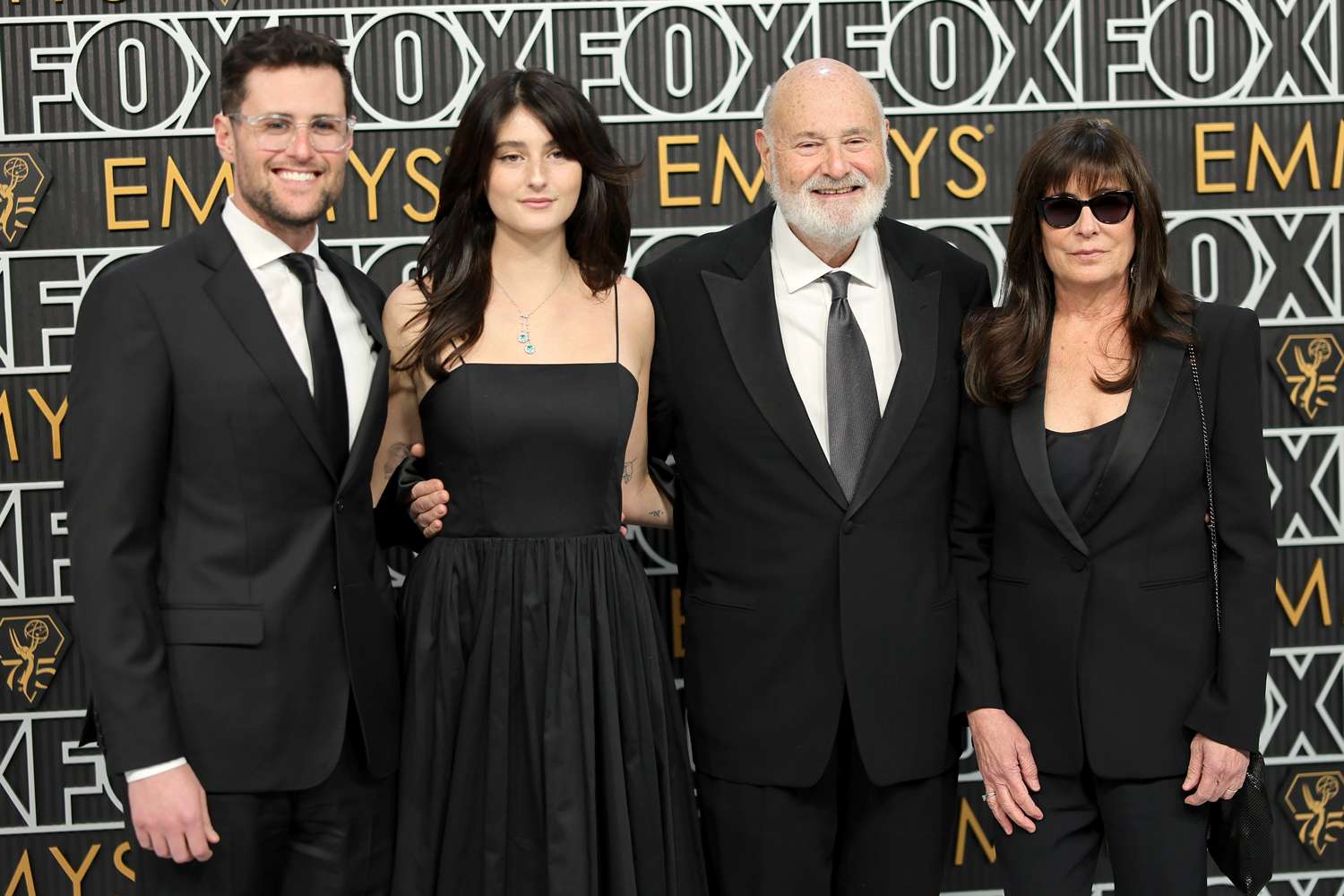 [ad_1] Moartea tragică a cuplului Rob și Michele Reiner și reacţiile familiei Rob Reiner și Michele Reiner au fost găsiţi morţi în locuinţa lor din Los Angeles pe 14 decembrie 2023, declanşând un val de şoc în lumea cinematografică și în rândul publicului