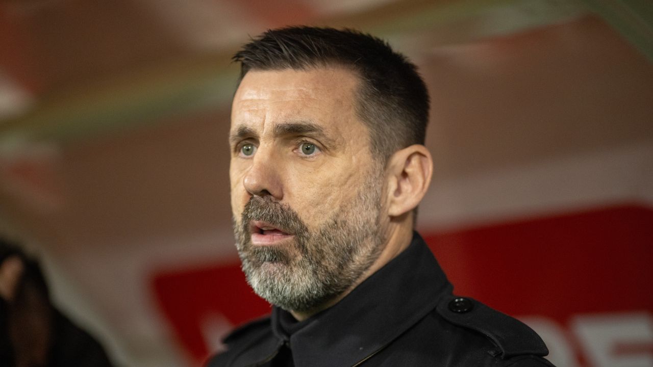 Dinamo București, pe drumul spre redempțiune: locul 4 și speranțe pentru viitor Echipa Dinamo București se află într-o perioadă de transformare, având acum 38 de puncte în clasament, ceea ce înseamnă un loc 4 mai mult decât încurajator pentru fanii „câinilor”