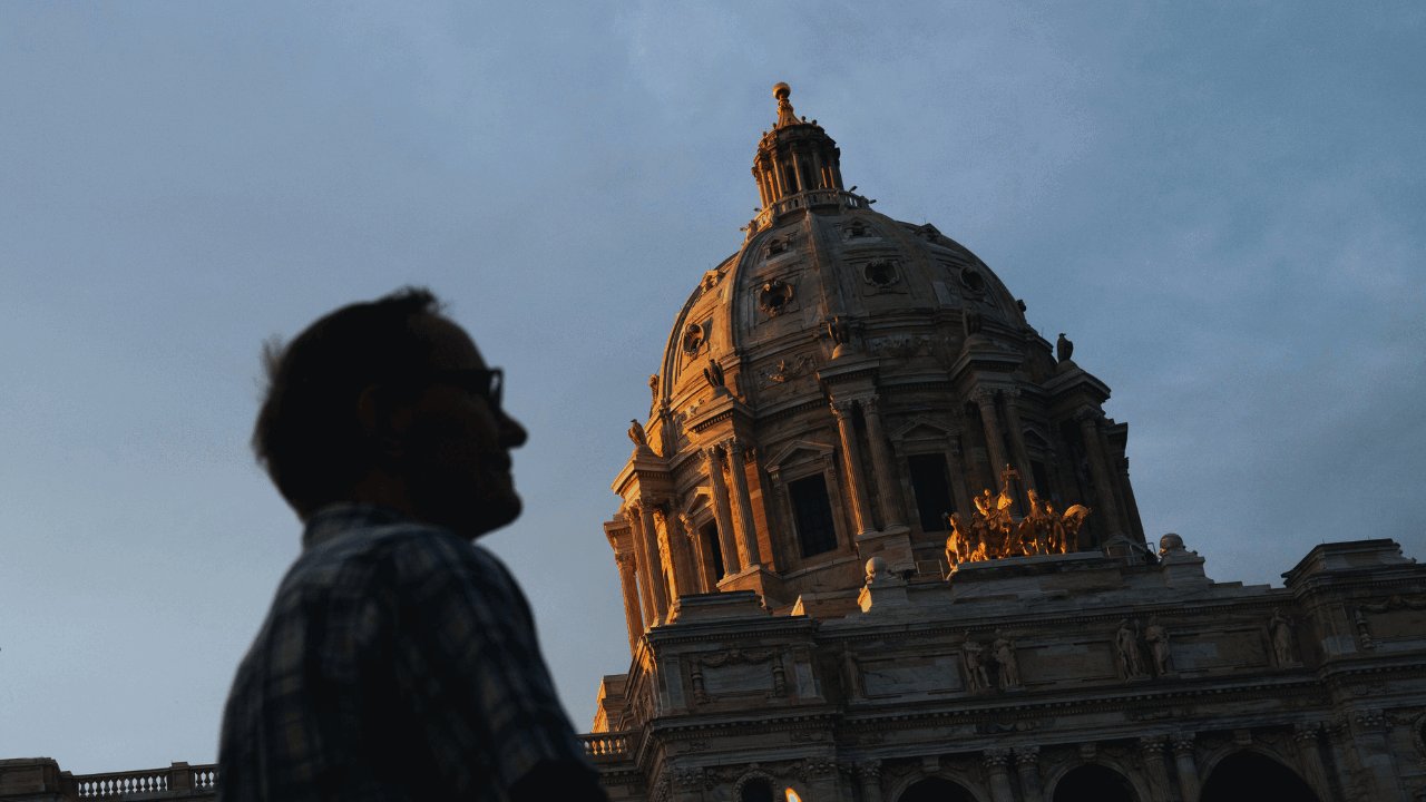 [ad_1] Politica fiscală Minnesota devine subiect de alarmă după ce 98 de primari au trimis un mesaj comun guvernului, semnalând dispariția surplusului de 18 miliarde de dolari și estimarea unui deficit de 2,9‑3 miliarde pentru bieniul 2028‑29