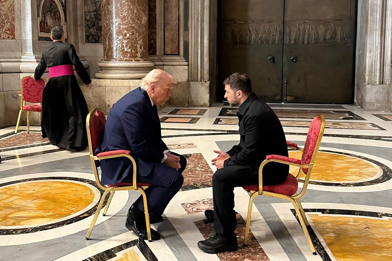 [ad_1] Președintele Ucrainei, Volodimir Zelenski, va avea duminică o întâlnire cu președintele Statelor Unite, Donald Trump, pentru a discuta despre un plan de pace pentru conflictul cu Rusia