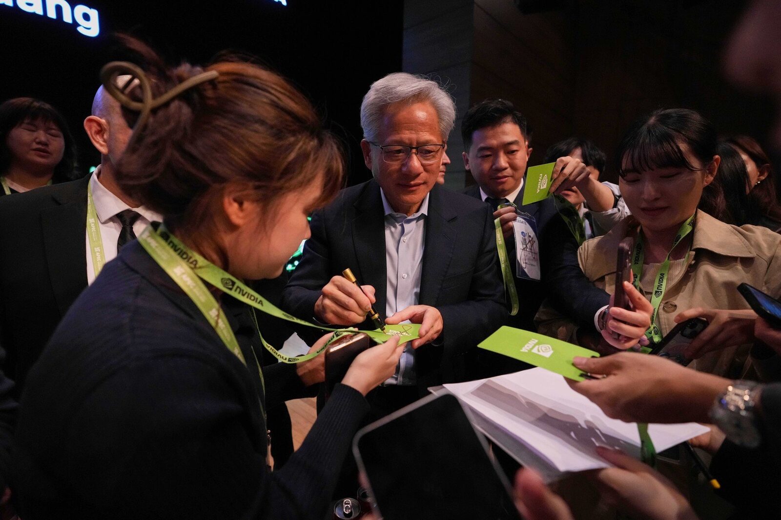 [ad_1] Jensen Huang, CEO‑ul Nvidia, a subliniat în discuţia cu John Hamre că „construirea unui centru de date în Statele Unite durează aproximativ trei ani”, în timp ce China reușește proiecte similare în zile