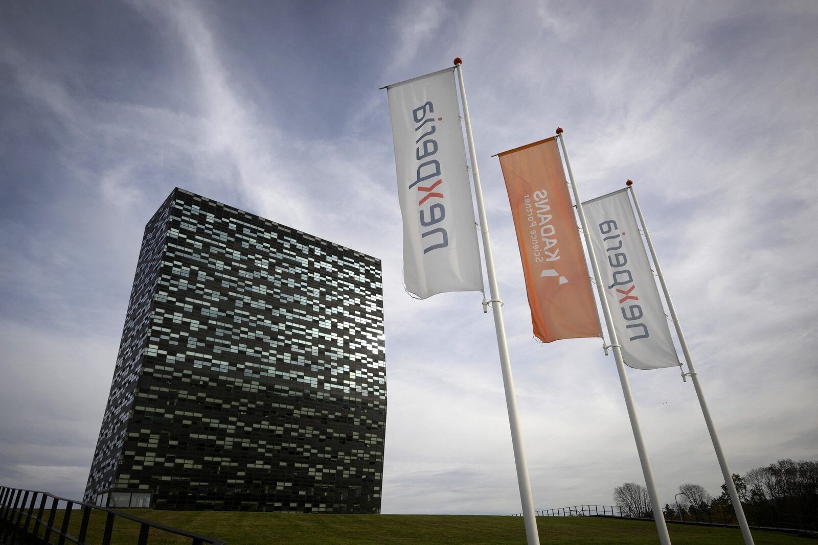 [ad_1] Guvernul Olandei a anunțat miercuri suspendarea intervenției asupra producătorului de cipuri Nexperia, ca urmare a discuțiilor constructive cu Beijingul privind penuria globală de semiconductori