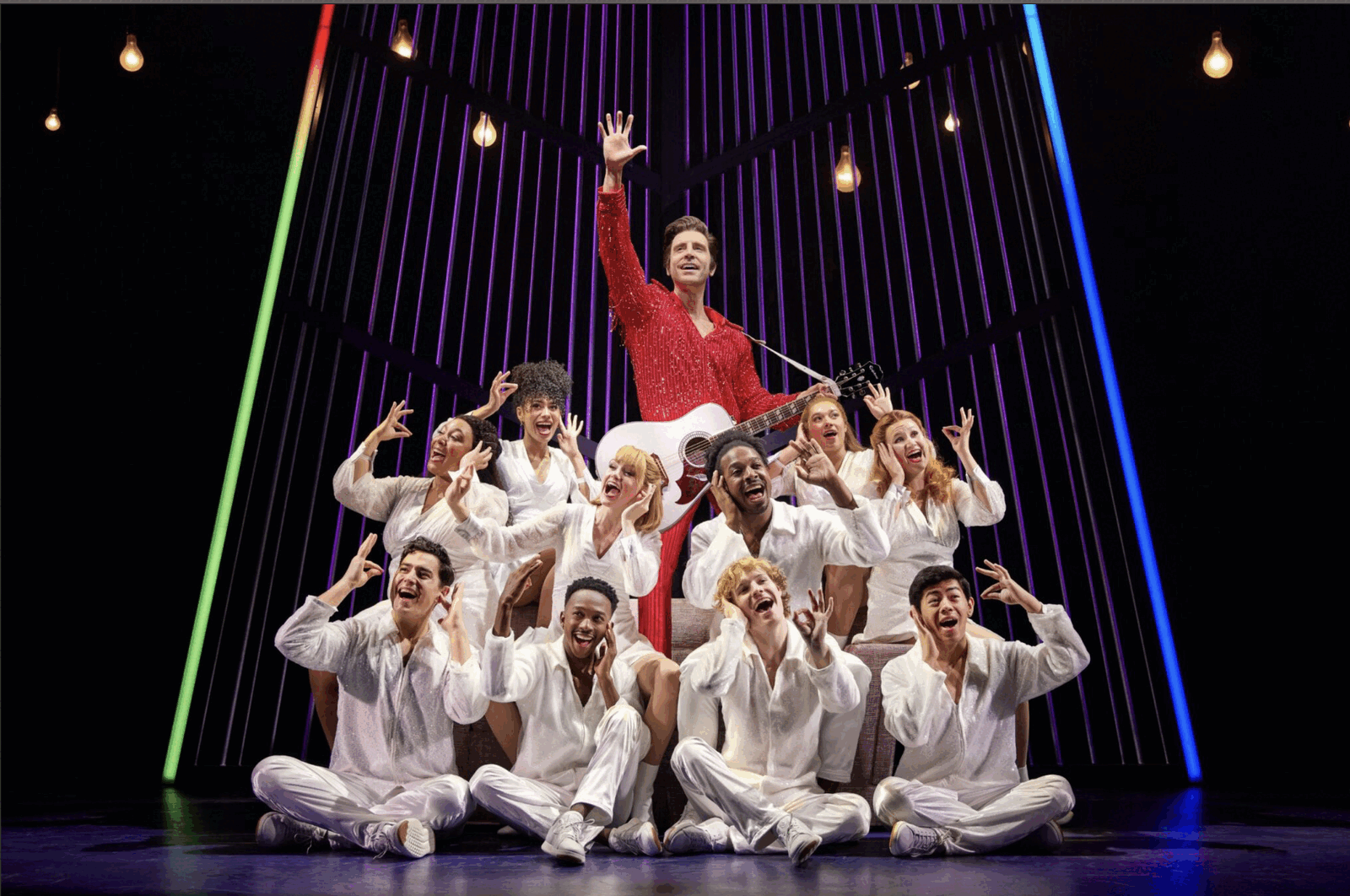 [ad_1] Neil Diamond musical, pus în scenă la Shubert Theatre din New Haven, a debutat pe 3 decembrie 2025 și a atras rapid atenția criticului local