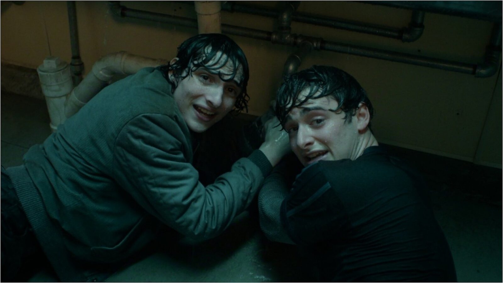[ad_1] Stranger Things continuă să genereze discuții intensificate în jurul posibilei evoluţii a relaţiei dintre Will şi Mike, iar recentele declaraţii ale lui Finn Wolfhard și Noah Schnapp confirmă că o romantizare explicită a „Byler” nu este prevăzută în finalul sezonului 5