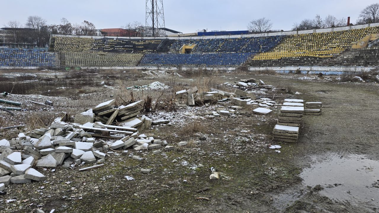 Stadionul din Bacău, ruină urbană: soarta fotbalului local.