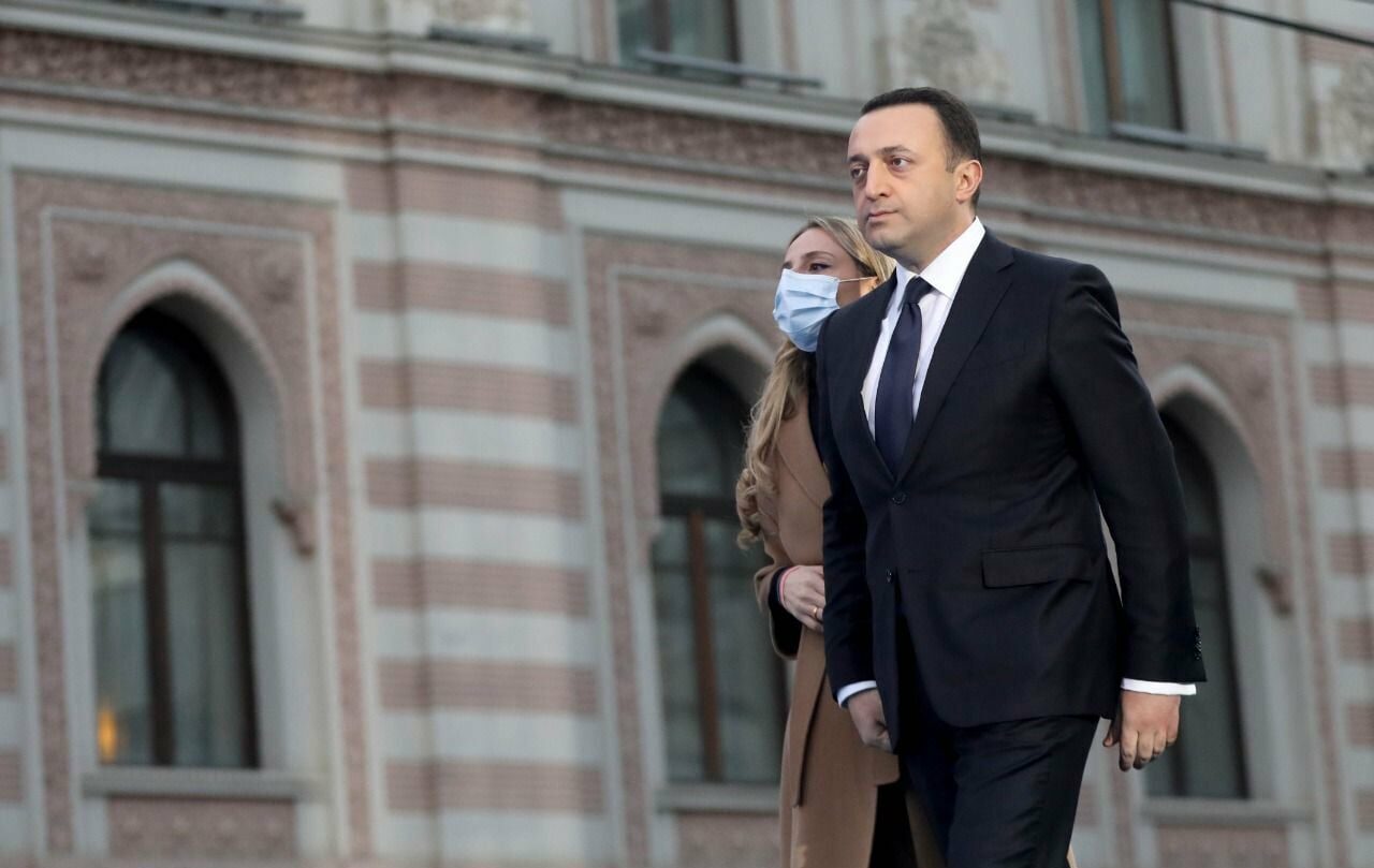 Fostul prim-ministru al Georgiei, Irakli Garibaşvili, condamnat pentru spălare de bani Justiția din Georgia l-a trimis oficial în spatele gratiilor pe Irakli Garibaşvili, unul dintre cei mai cunoscuți și influenți politicieni din țară, după o decizie în cursul zilei de luni