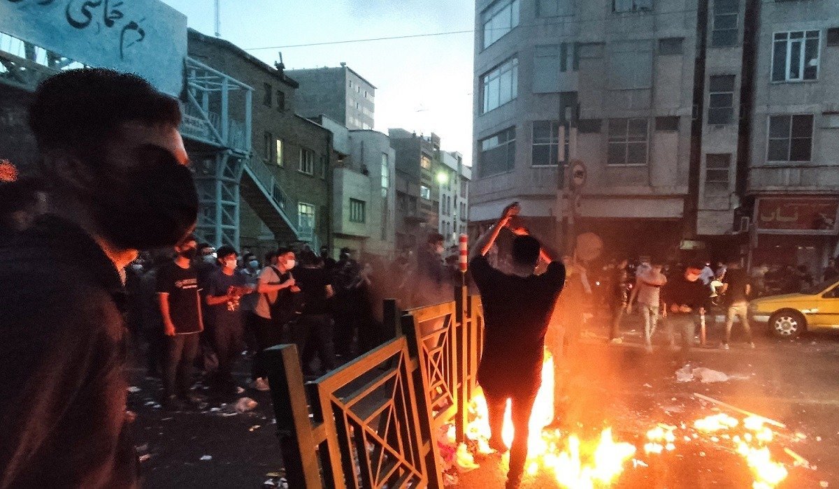Proteste în Iran escaladează, scandări în sprijinul exilatului Reza Pahlavi și împotriva regimului islamic Tensiunile din Iran, deja tensionate de luni de zile, se intensifică pe zi ce trece, manifestanții ieșind în stradă în mai multe orașe din țară și scandând sloganuri împotriva regimului islamic, dar și în susținerea exilatului Reza Pahlavi, ultimul moștenitor al dinastiei Pahlavi