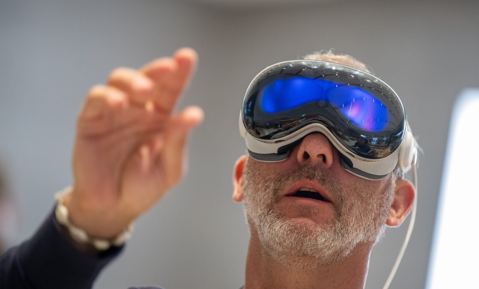 Apple dă semne clare că lansarea visionOS și a headset-ului de realitate augmentată, Vision Pro, nu a fost tocmai un succes de piață