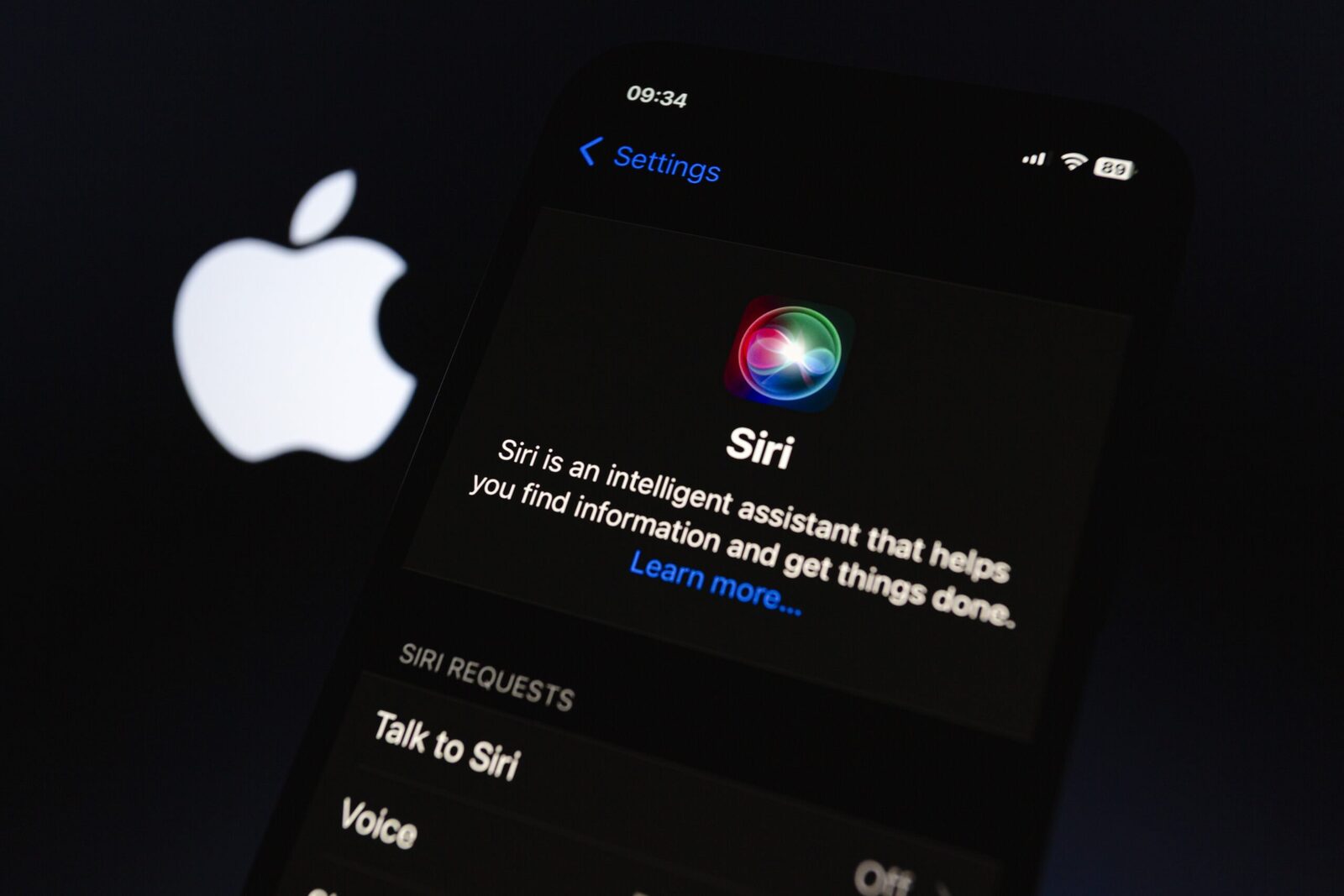 Apple pregătește o schimbare radicală pentru Siri, asistentul său vocal emblematic, într-un context în care rivalitatea în domeniul inteligenței artificiale devine tot mai acerbă