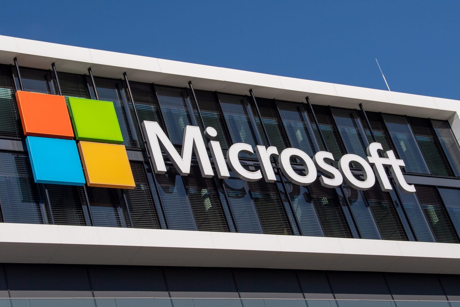 Microsoft se confruntă în aceste momente cu o perioadă de dificultăți tehnice majore, după ce serviciile sale cloud, printre cele mai utilizate de companii și instituții din lume, au fost întrerupte în mod neașteptat