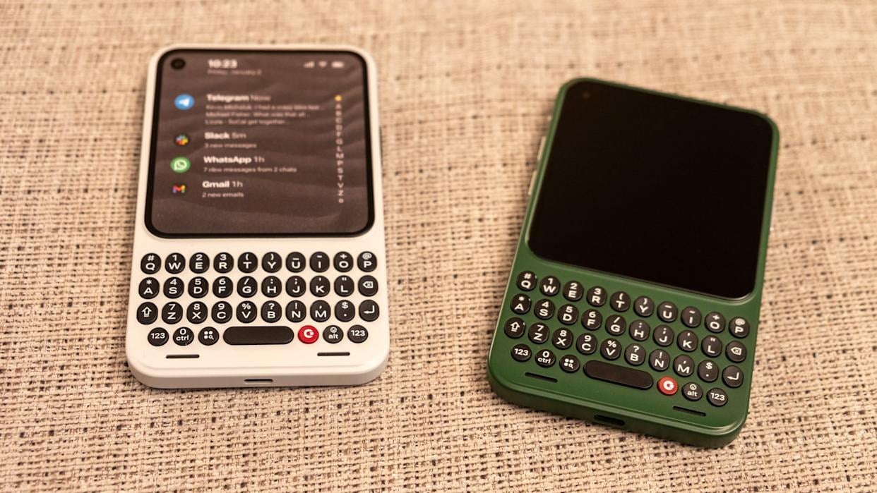 Un nou capitol în revoluția telefoanelor mobile pare să fie pe cale să se scrie la CES 2026, unde a fost prezentat un dispozitiv diferit de tot ceea ce am văzut până acum: Clicks Communicator, un telefon Android gândit pentru cei care vor să scrie rapid, fără distrageri și cu caracter nostalgic