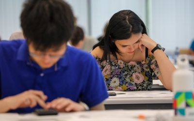 Examen-elev-admitere-test-gandeste-fata-baiat-ICHO-2023-Flickr.jpg - StiriFresh