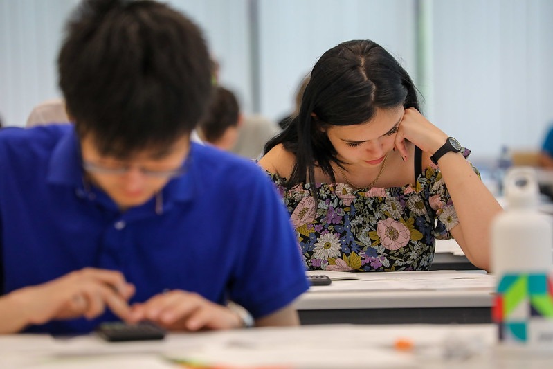 Examen-elev-admitere-test-gandeste-fata-baiat-ICHO-2023-Flickr.jpg - StiriFresh