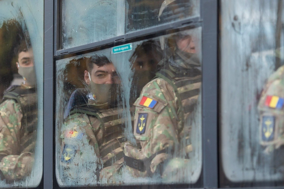 Ministrul Apărării Naționale, Angel Tîlvăr, a transmis, în cadrul unei declarații recente, că principalele obiective ale recentelor analize în domeniul pensiilor militare sunt legate de menținerea personalului militar în activitate pe termen lung, fără a recurge la tăieri de salarii sau pensii
