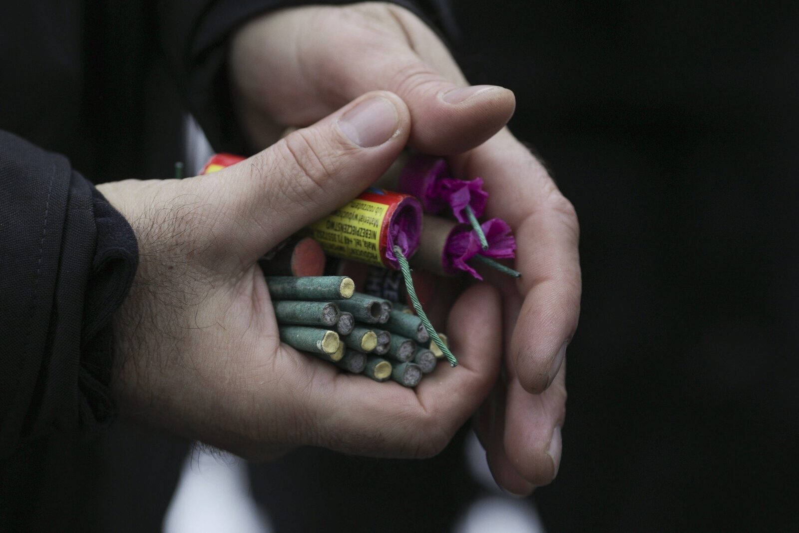 Un adolescent român de 17 ani a fost grav rănit în noaptea de Revelion în Italia, după ce o petardă a explodat în apropierea sa, provocându-i pierderea mâinii stângi și răni extrem de grave la nivelul feței și gâtului
