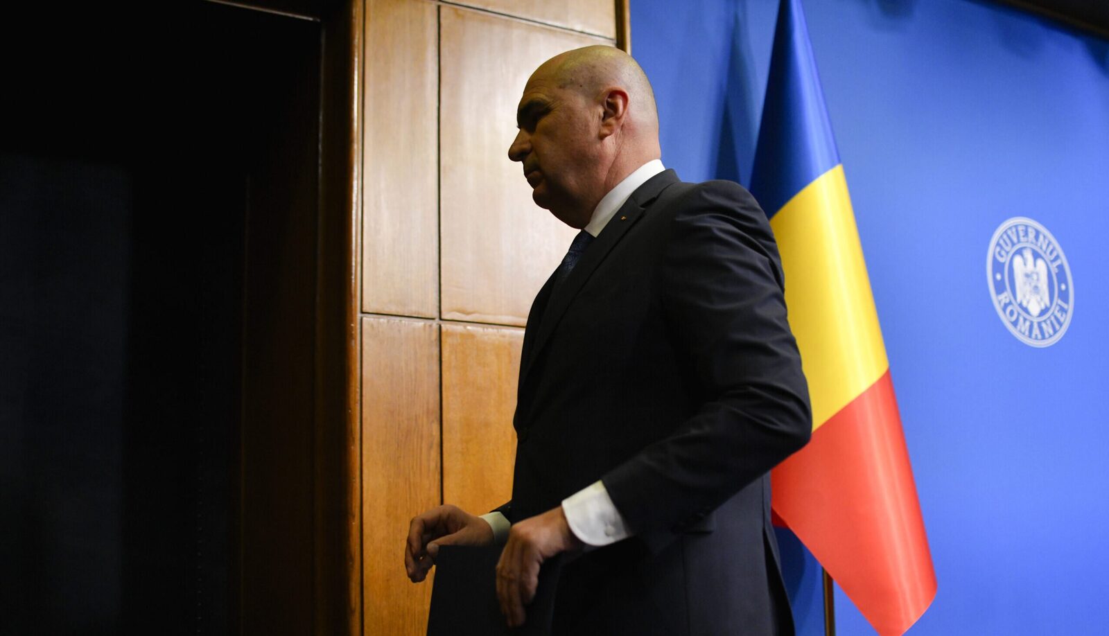 Manevrele politice în urma reformelor vertiginoase din administrație generează tensiuni tot mai accentuate în peisajul politic românesc