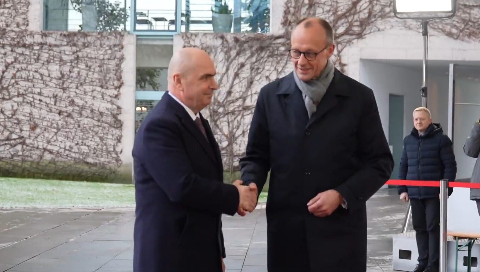 Premierul Ilie Bolojan efectuează o vizită oficială în Germania, ce marchează un moment important în consolidarea relațiilor bilaterale dintre cele două țări
