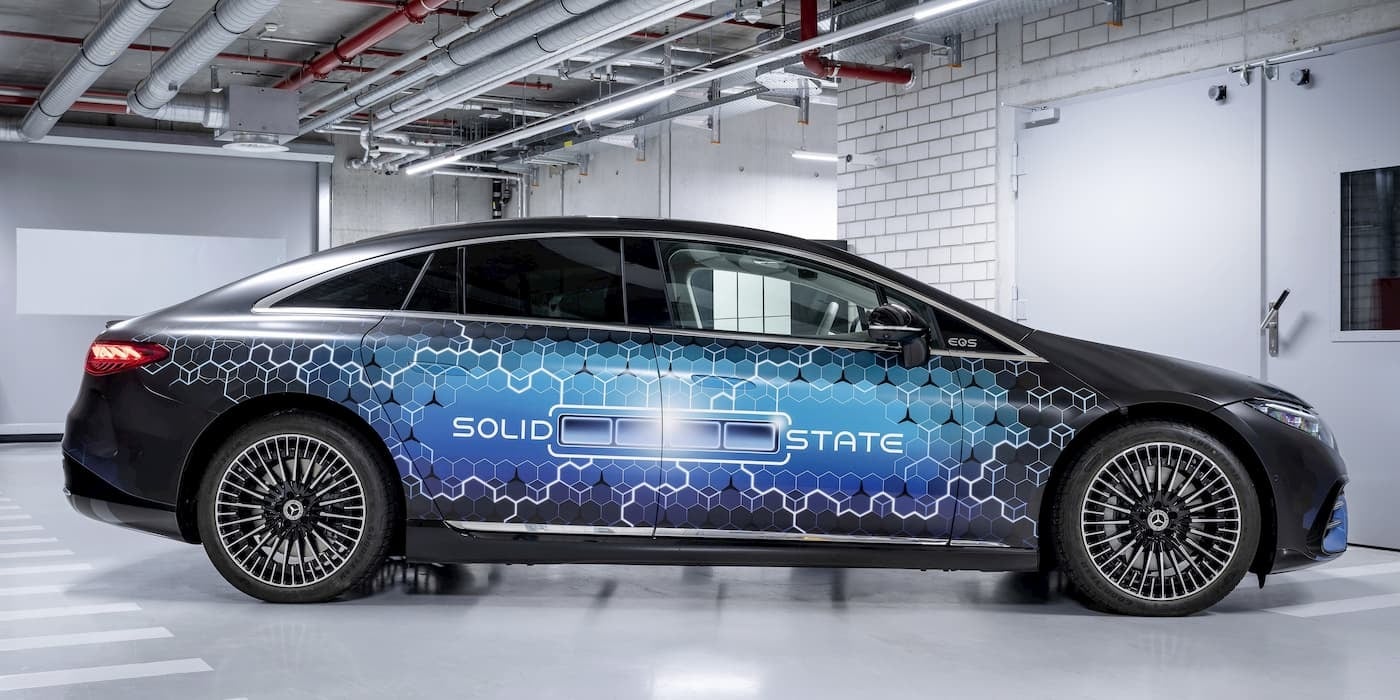 Mercedes-Benz a demarat un test care readuce în prim-plan promisiunea de autonomie extrem de mare a mașinilor electrice, demonstrând că tehnologiile emergente, precum bateriile solid-state, pot să depășească limitele laboratorului și să acționeze în condiții reale de utilizare